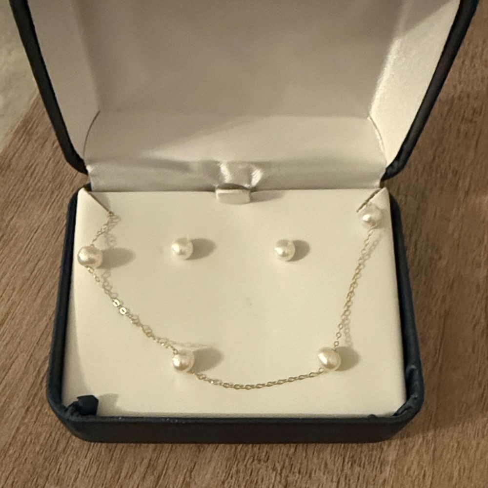 Elegant Pearl Necklace and Earring Set